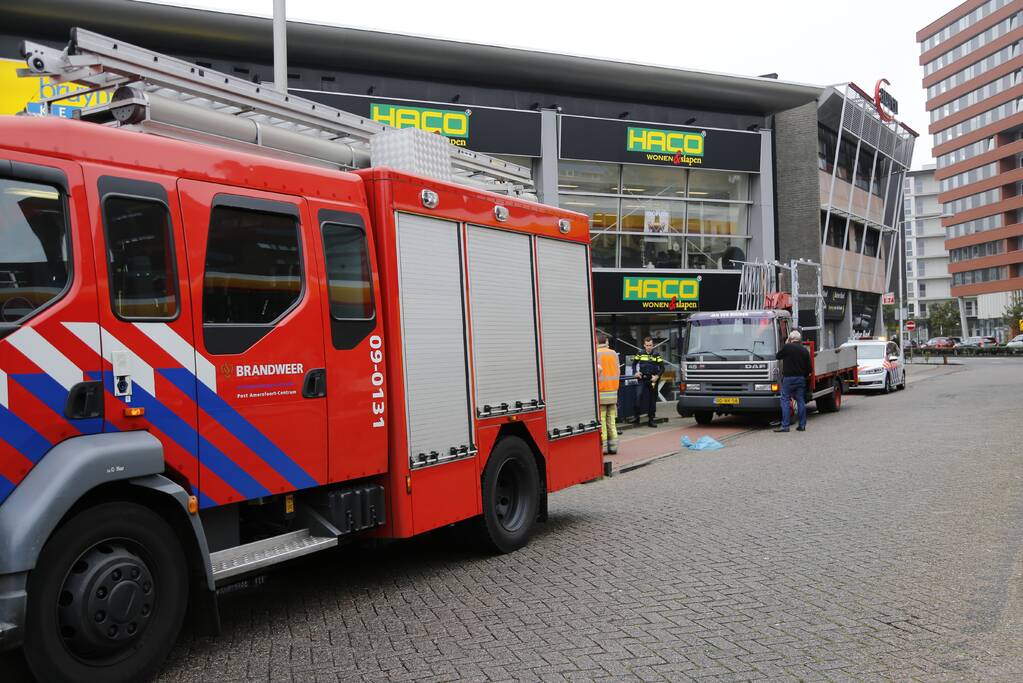 Vrachtwagen vast in tunnelbak