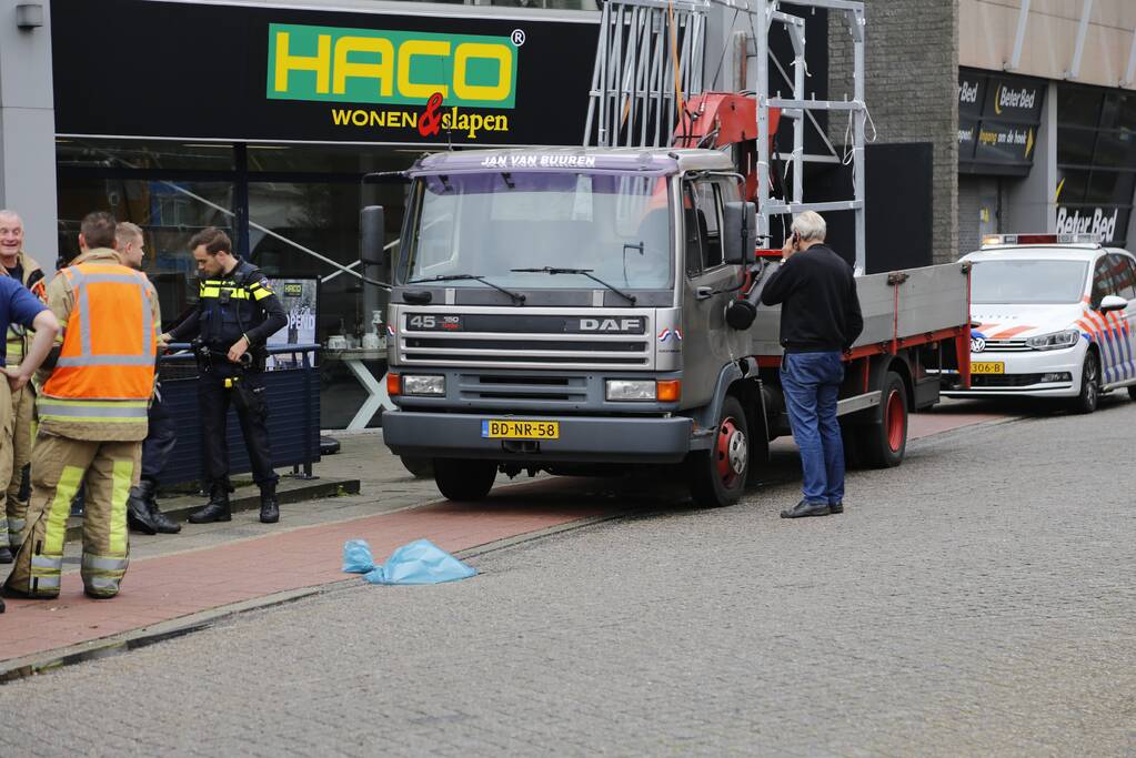 Vrachtwagen vast in tunnelbak