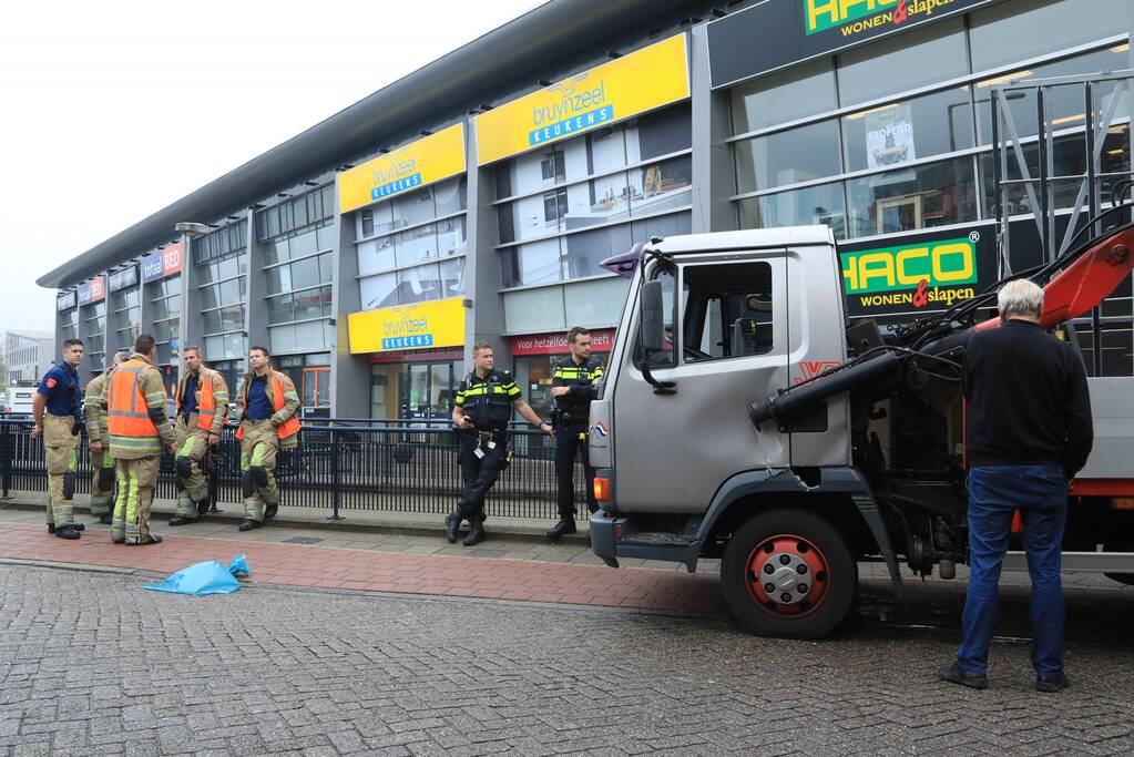 Vrachtwagen vast in tunnelbak