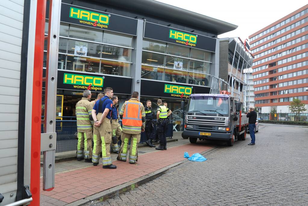 Vrachtwagen vast in tunnelbak