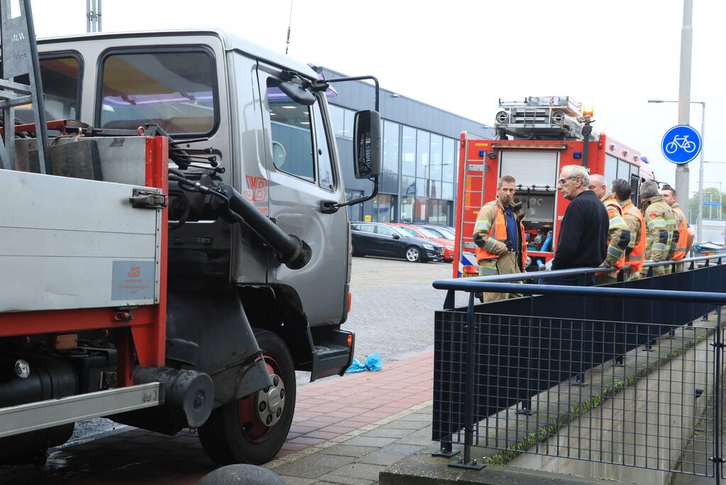 Vrachtwagen vast in tunnelbak