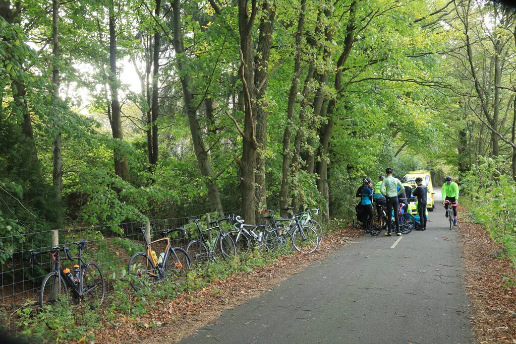 Wielrenner slaat over de kop na tak in voorwiel