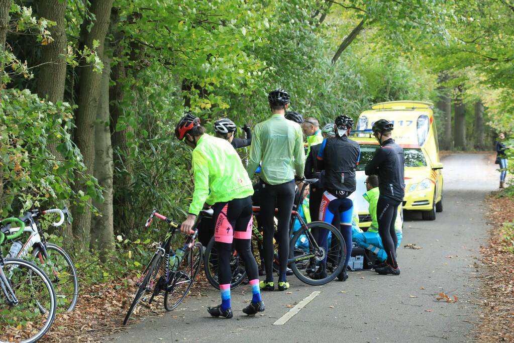Wielrenner slaat over de kop na tak in voorwiel