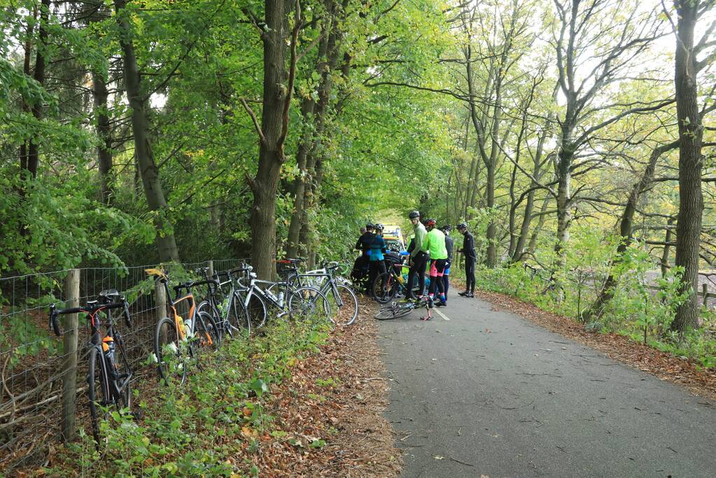 Wielrenner slaat over de kop na tak in voorwiel
