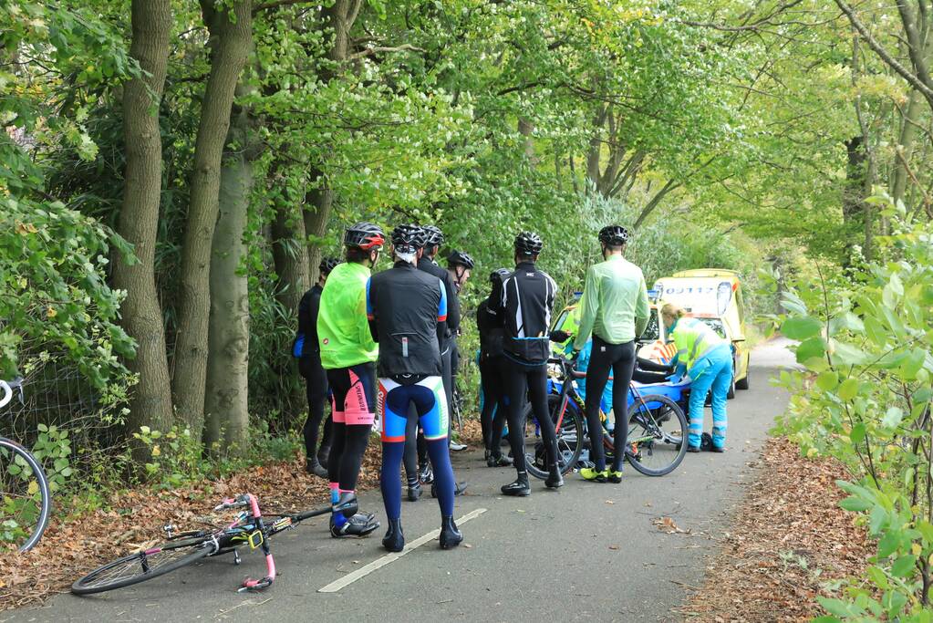 Wielrenner slaat over de kop na tak in voorwiel