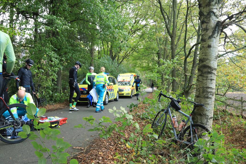 Wielrenner slaat over de kop na tak in voorwiel