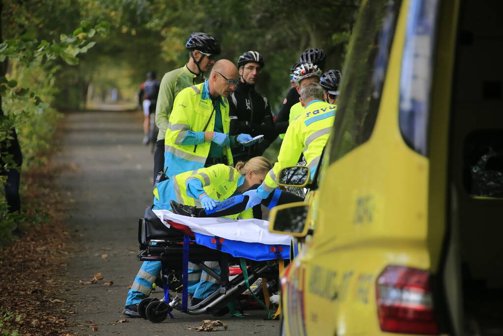 Wielrenner slaat over de kop na tak in voorwiel