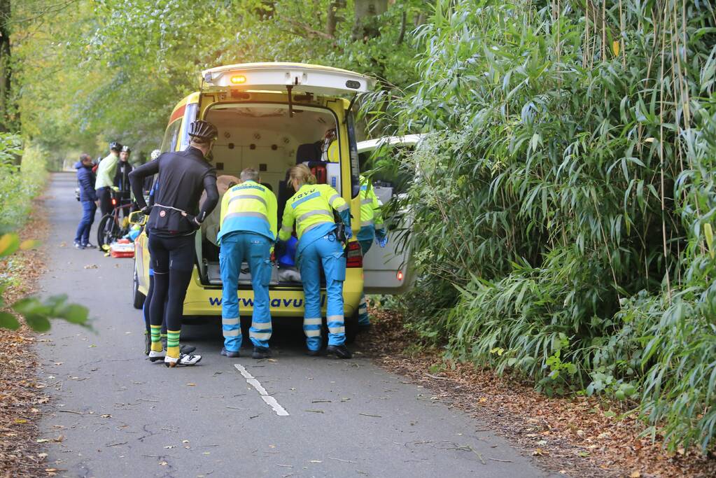 Wielrenner slaat over de kop na tak in voorwiel