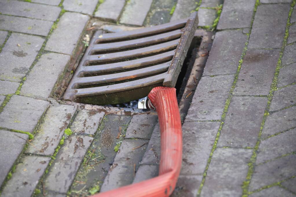 Kruipruimte onder water na gesprongen leiding