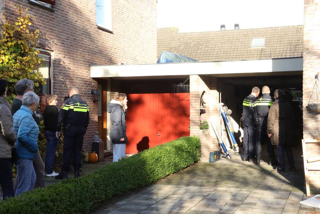 Auto rijdt muur uit in garage