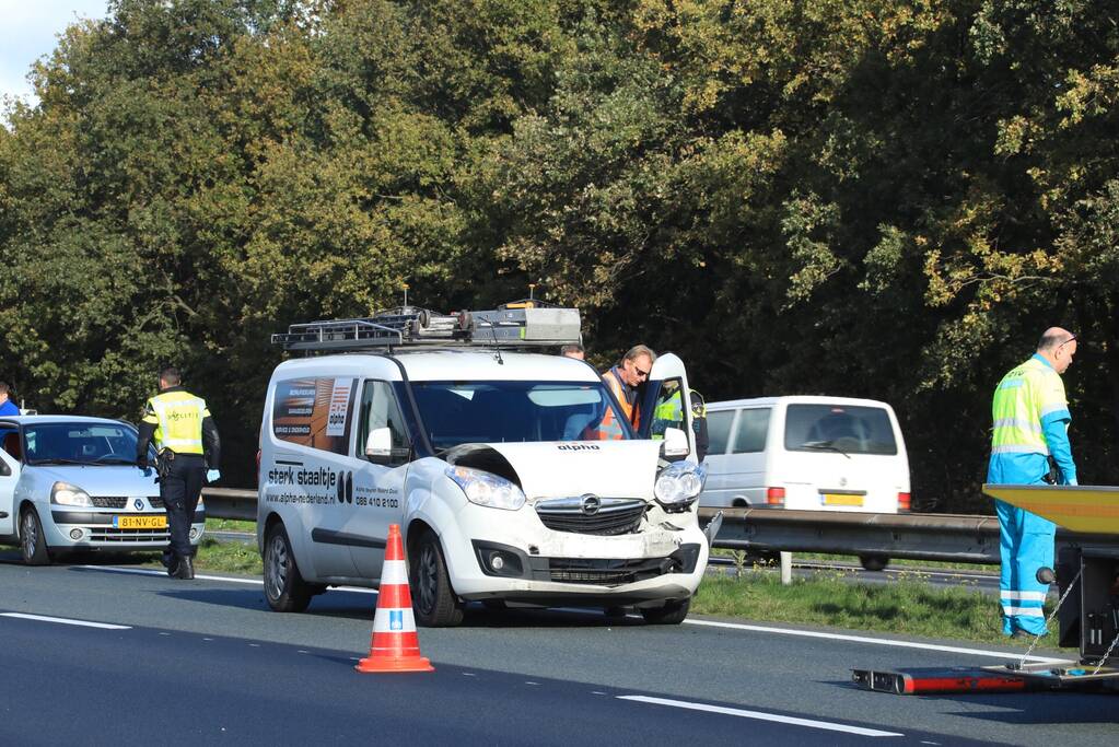 Bestelbus botst op voorganger
