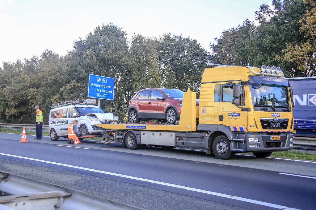 Bestelbus botst op voorganger