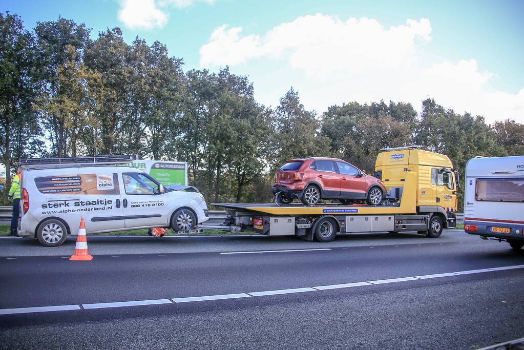 Bestelbus botst op voorganger