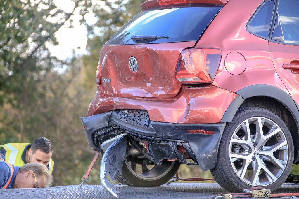 Bestelbus botst op voorganger