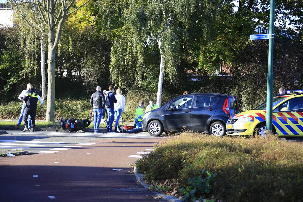 Scooterrijder gewond na botsing auto