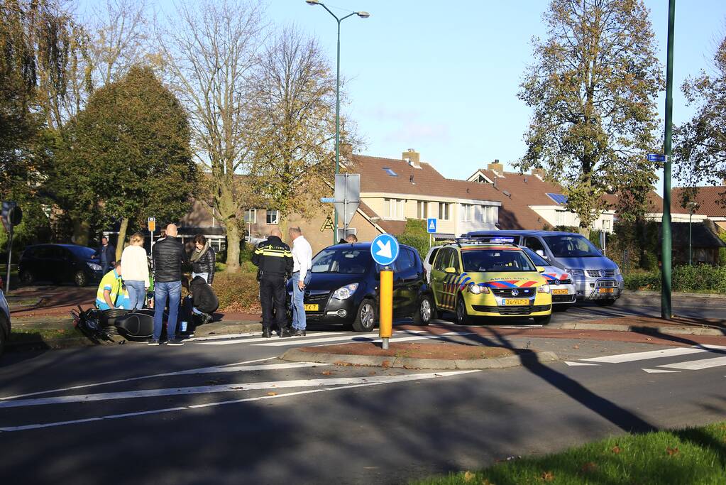Scooterrijder gewond na botsing auto