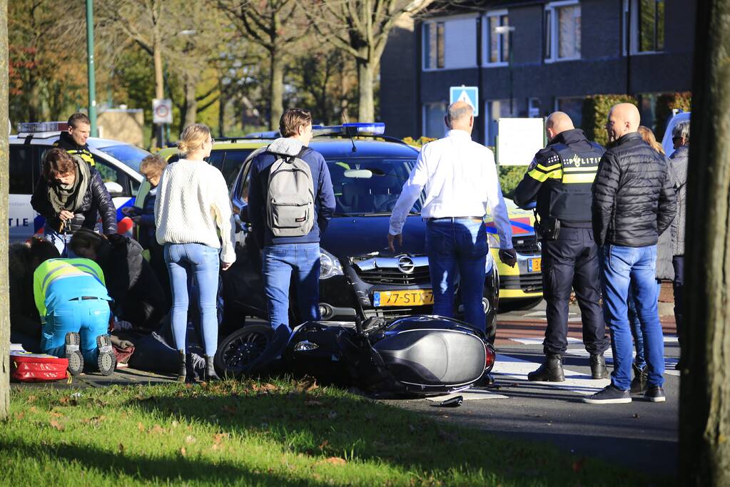 Scooterrijder gewond na botsing auto