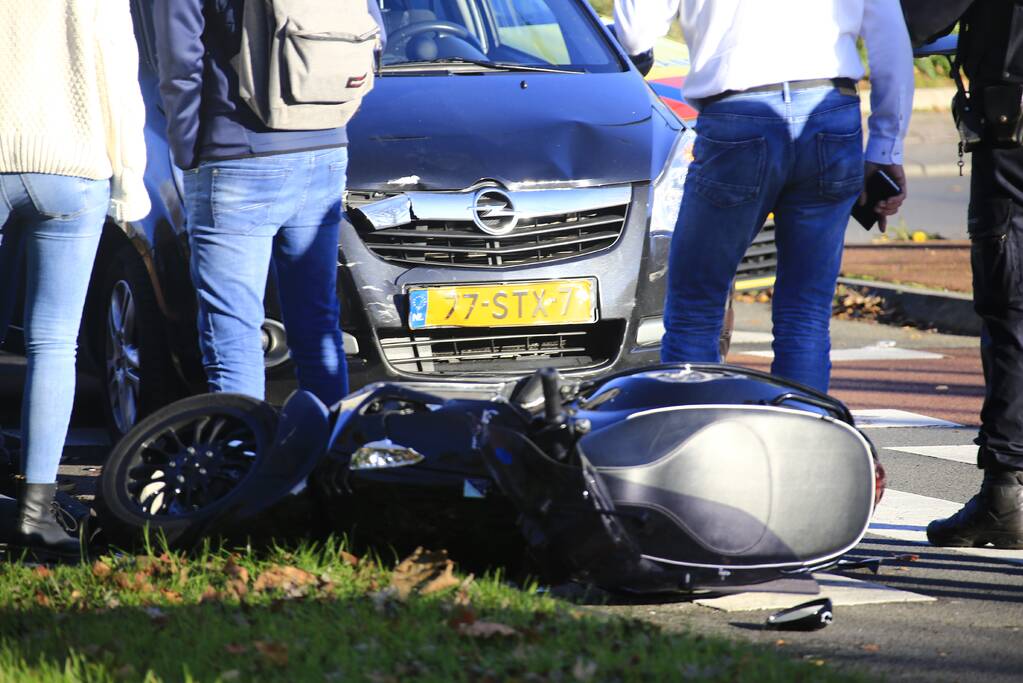 Scooterrijder gewond na botsing auto