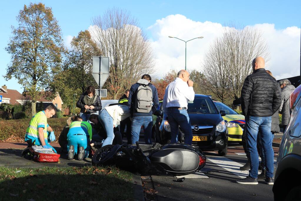 Scooterrijder gewond na botsing auto