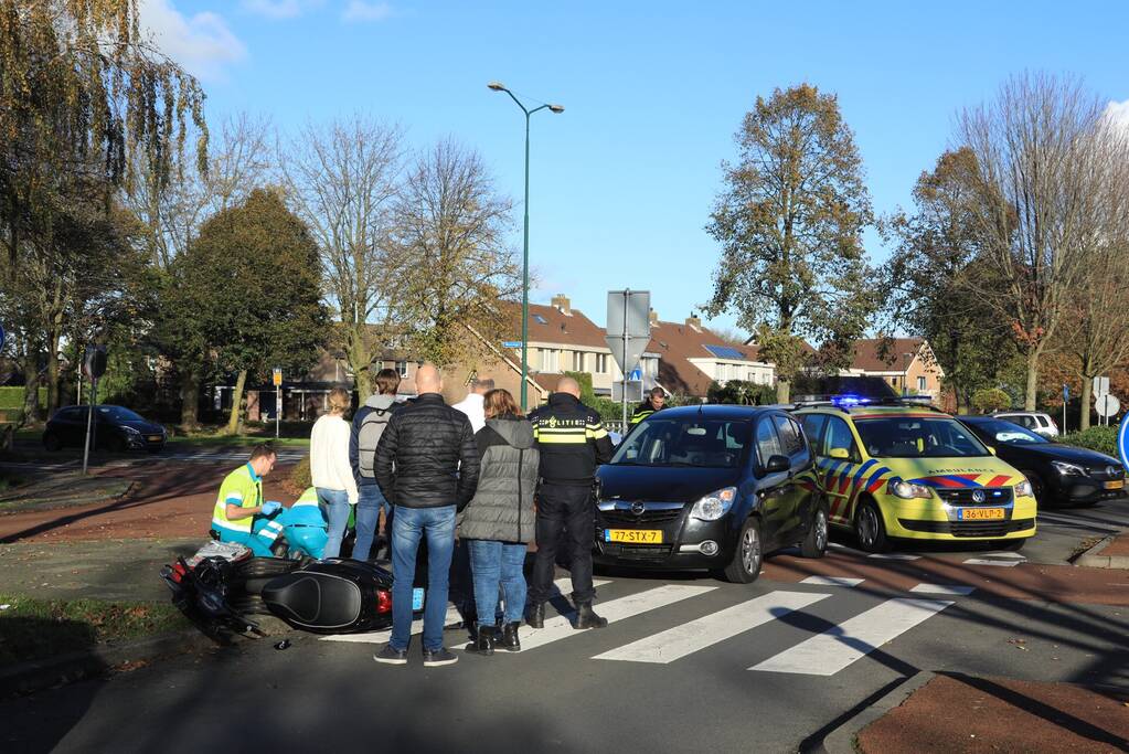 Scooterrijder gewond na botsing auto