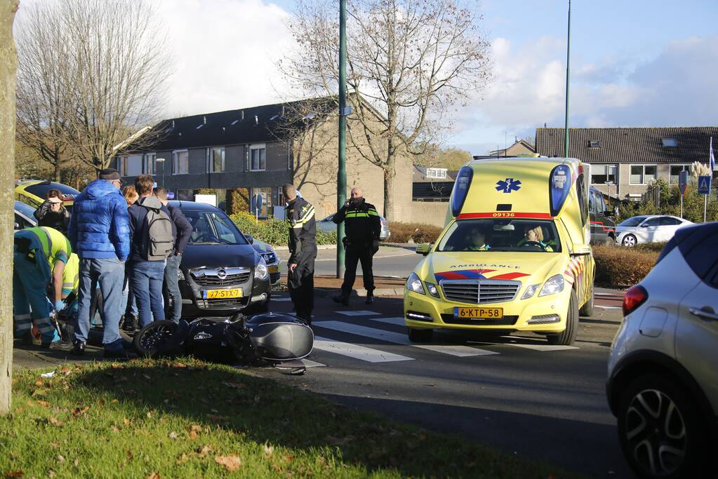 Scooterrijder gewond na botsing auto