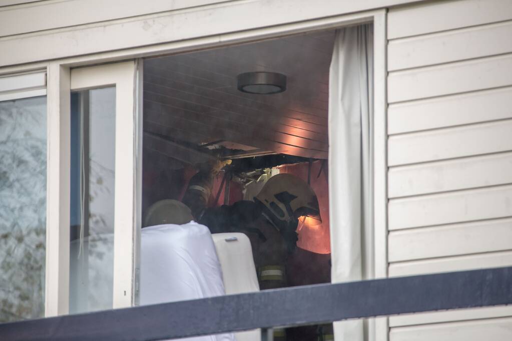 Schoorsteenbrand slaat over naar balkenlaag