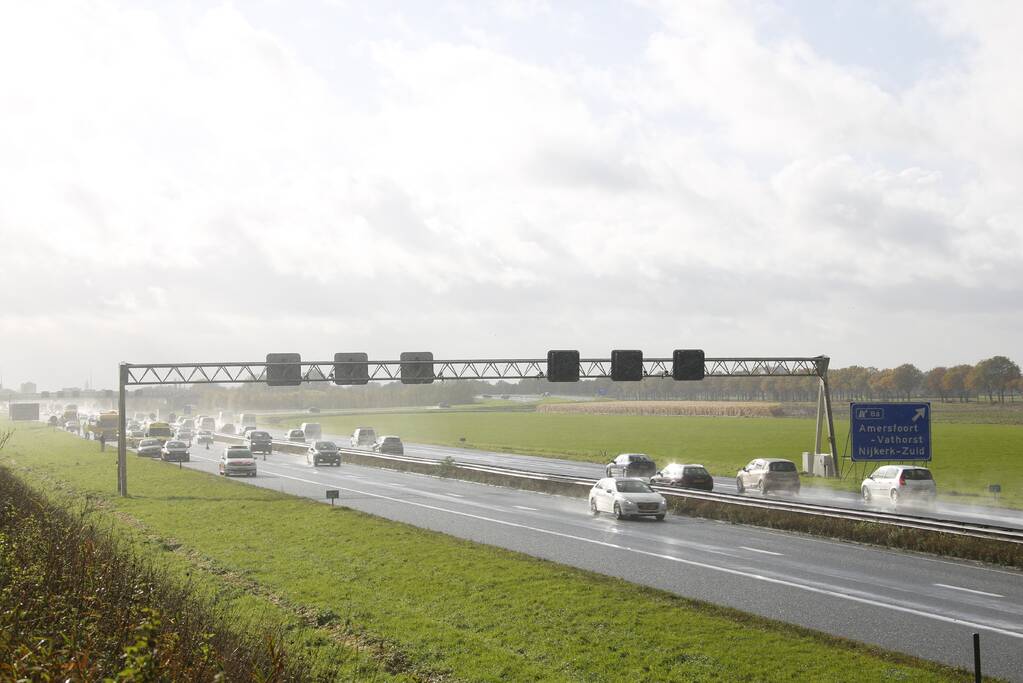 Meerdere voertuigen betrokken bij ongeval op snelweg