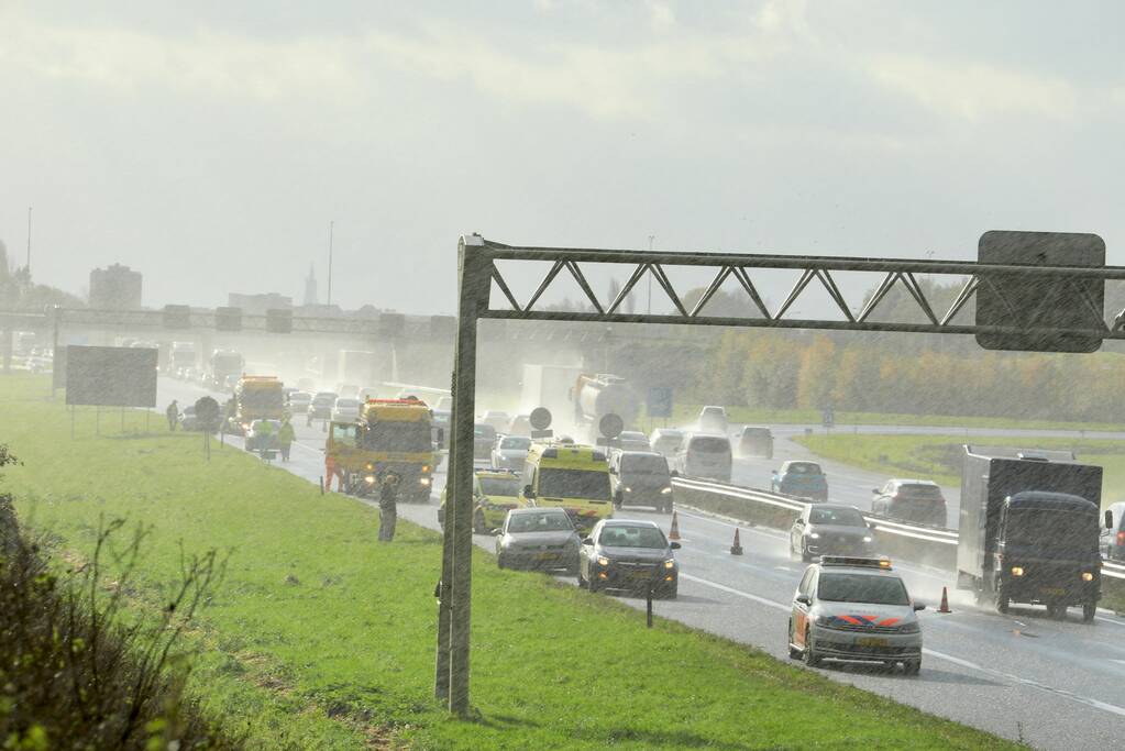 Meerdere voertuigen betrokken bij ongeval op snelweg