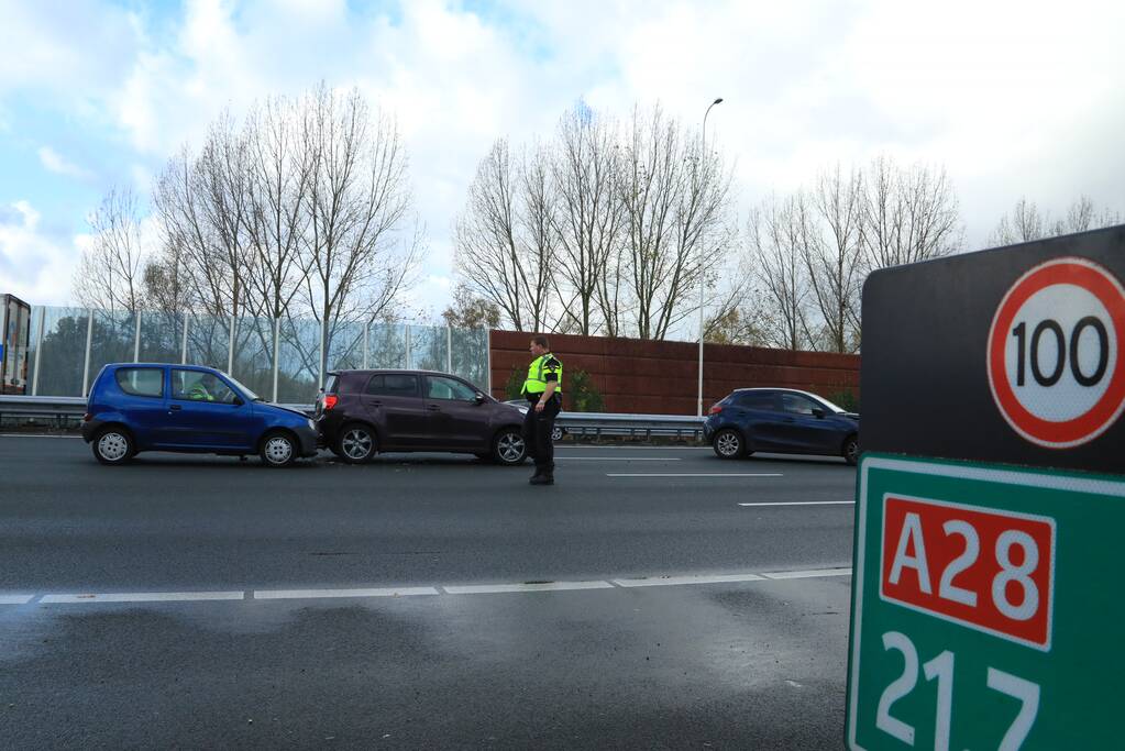 5 voertuigen botsen op elkaar op snelweg