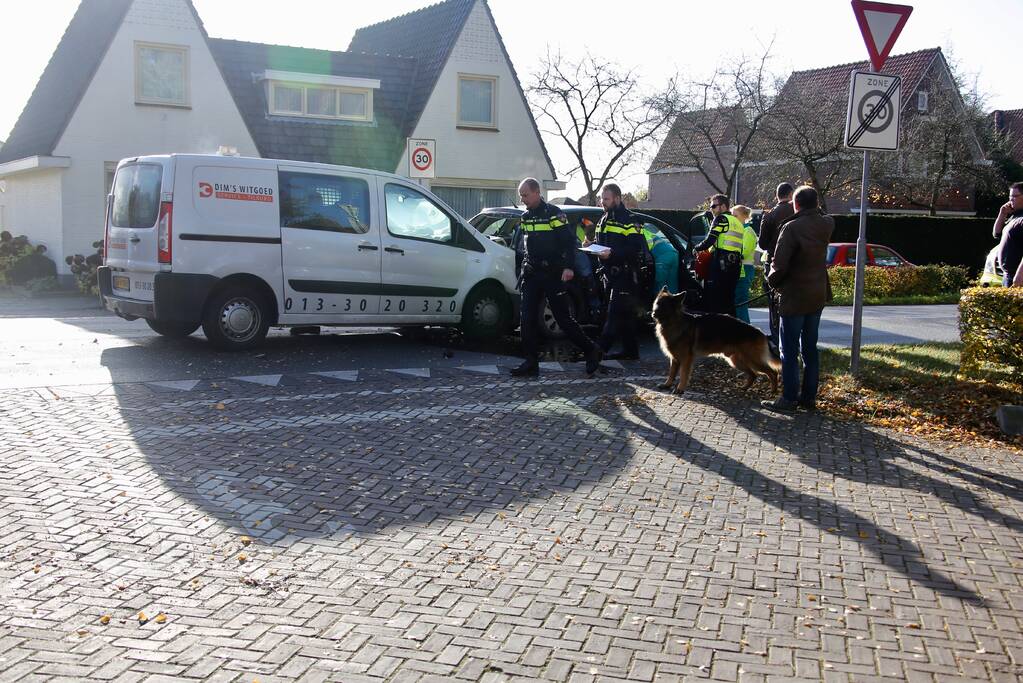 Bestelbus botst op afslaande auto