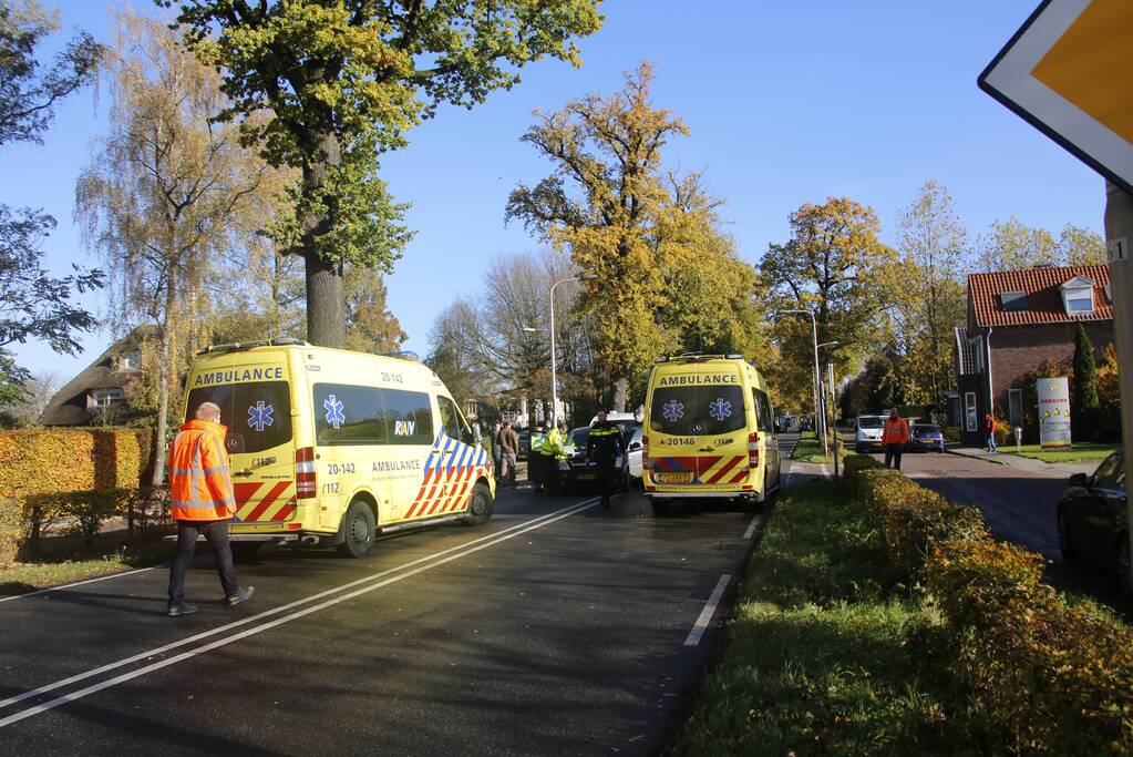 Bestelbus botst op afslaande auto
