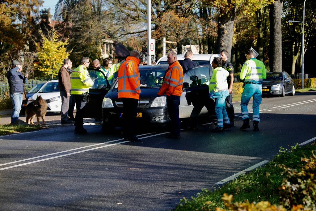 Bestelbus botst op afslaande auto