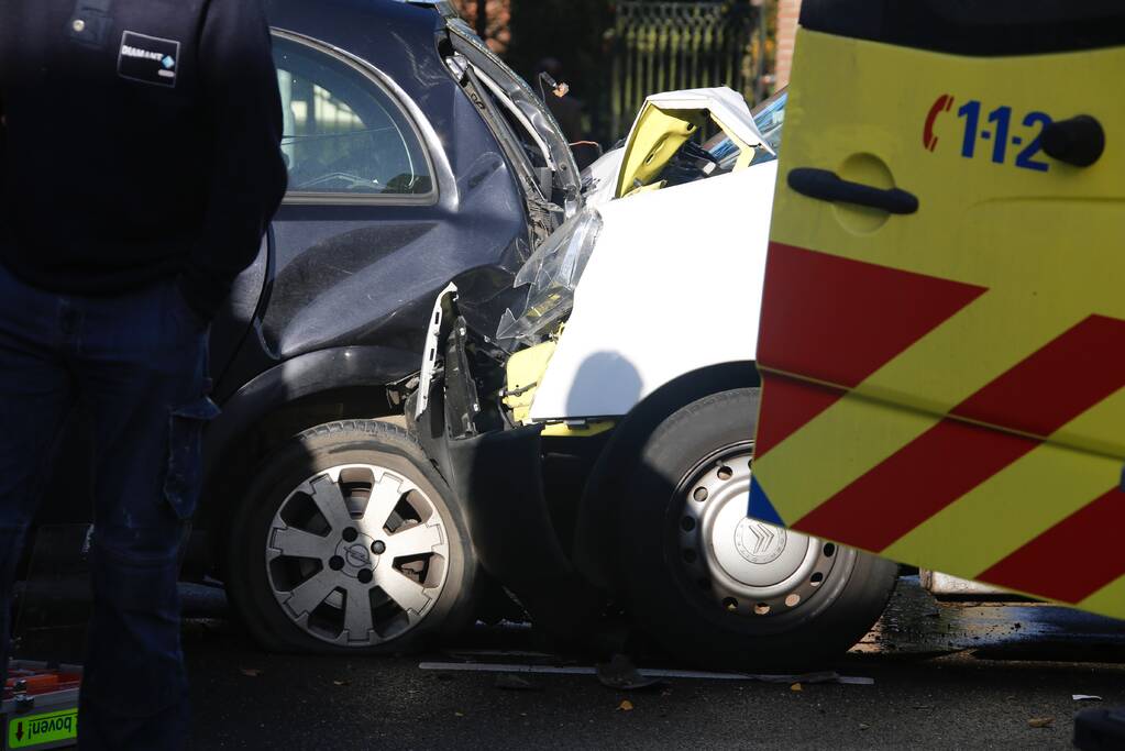 Bestelbus botst op afslaande auto