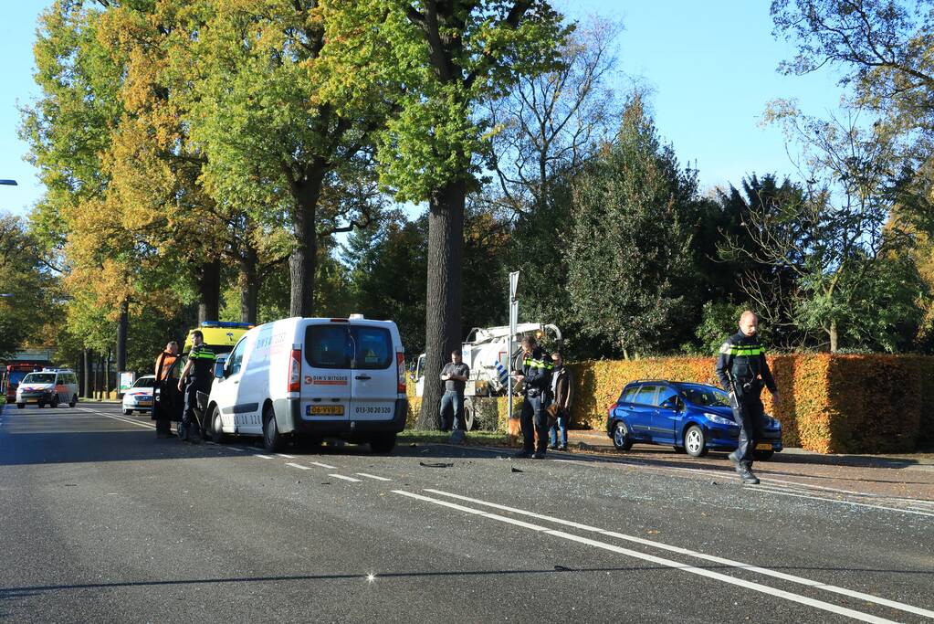 Bestelbus botst op afslaande auto