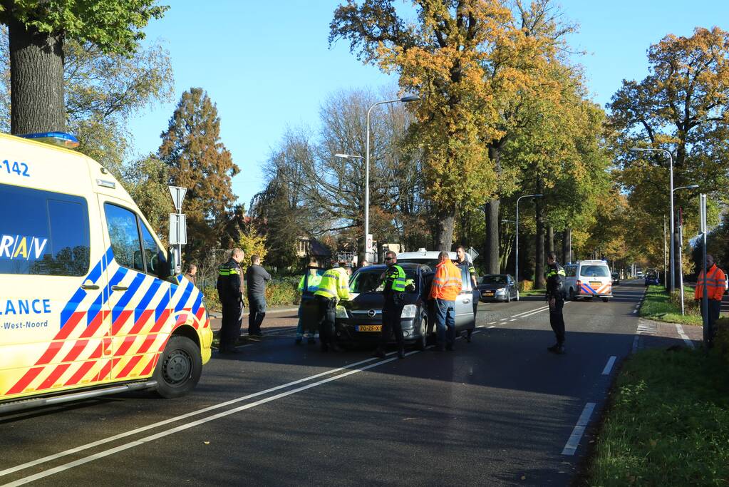 Bestelbus botst op afslaande auto