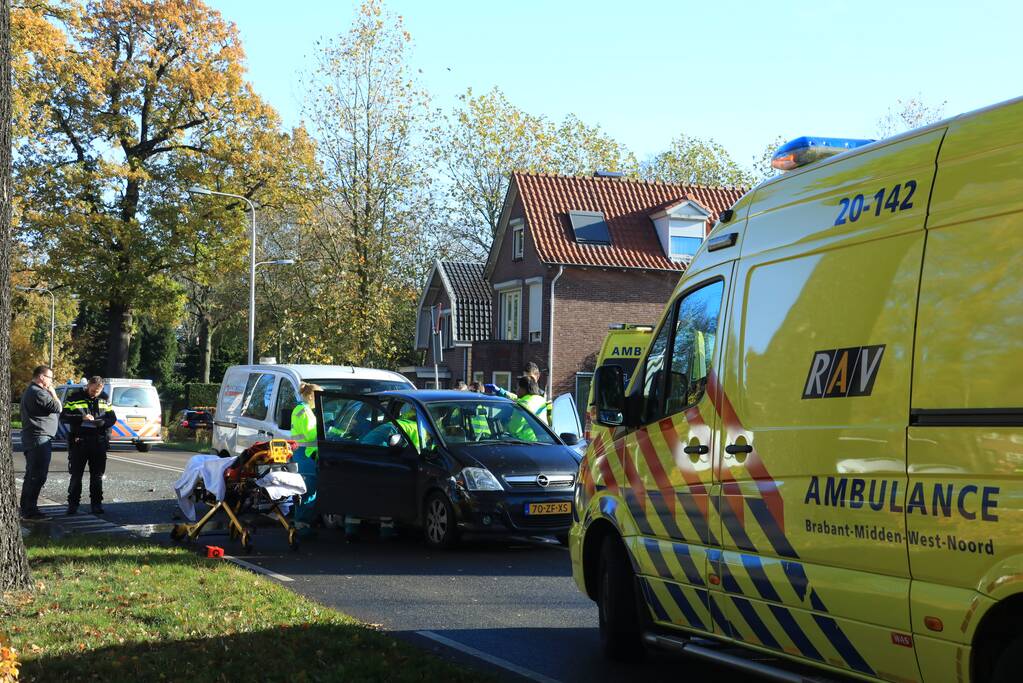 Bestelbus botst op afslaande auto