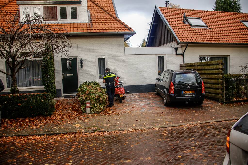 Afslaande auto botst met scooterrijdster