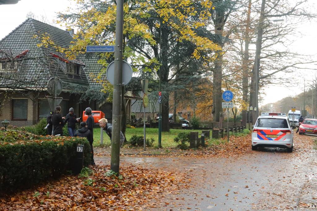 Afslaande auto botst met scooterrijdster