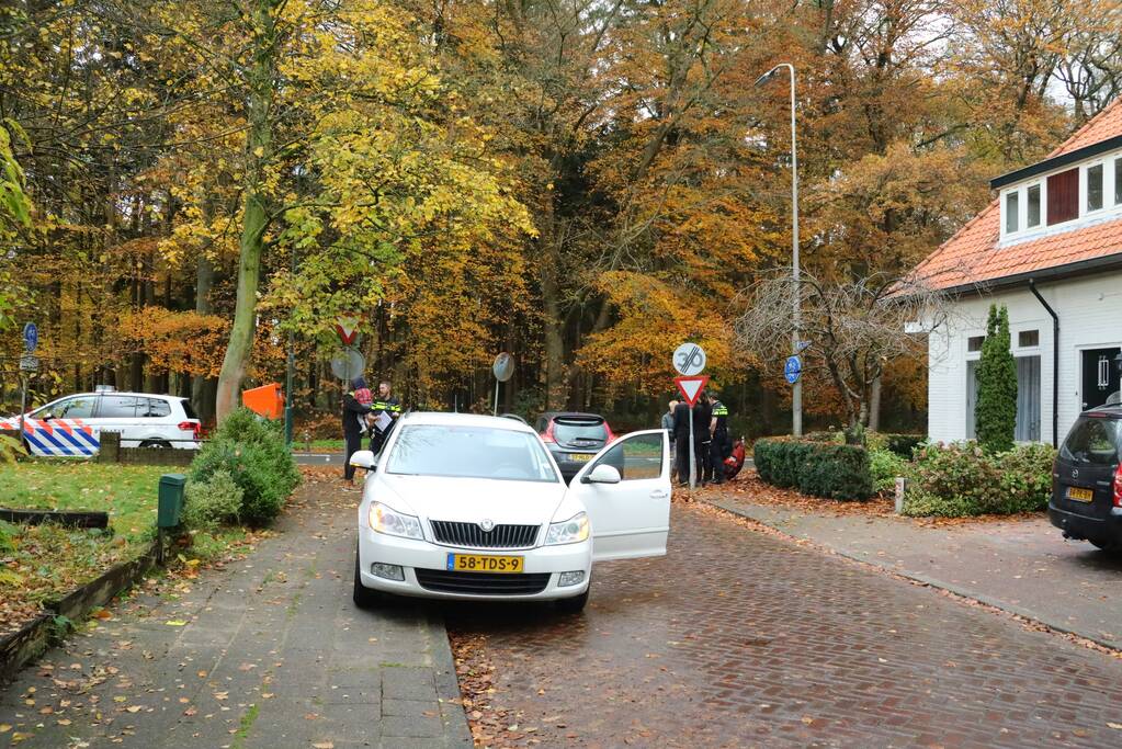 Afslaande auto botst met scooterrijdster