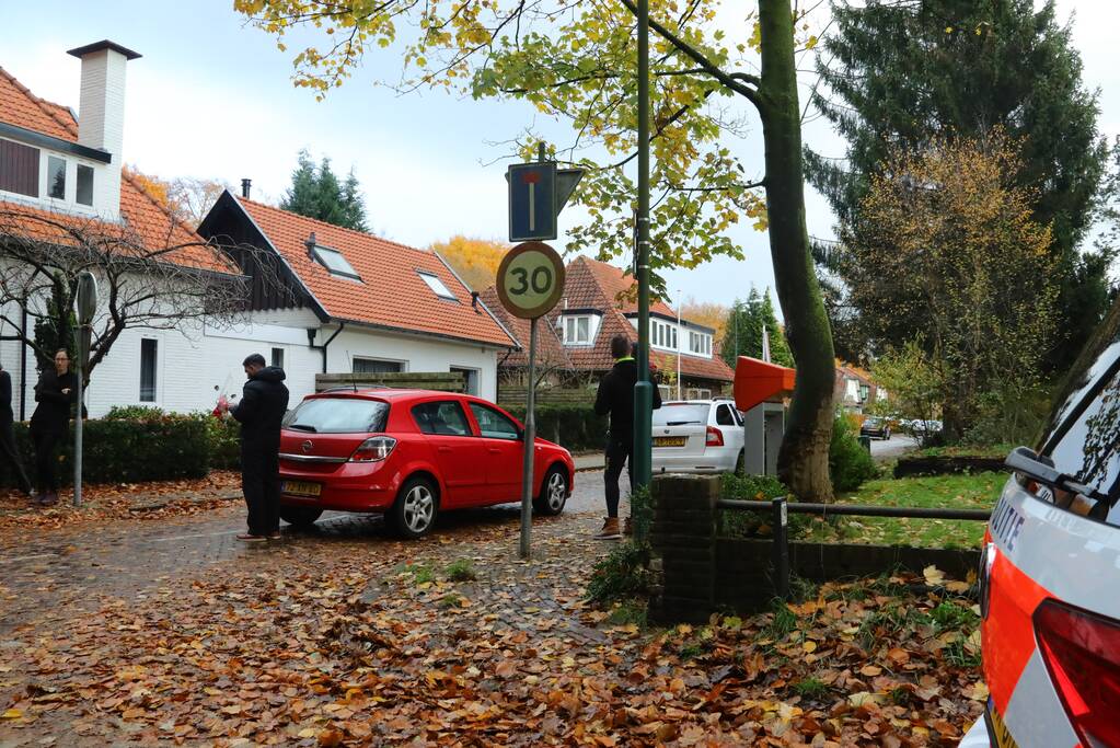 Afslaande auto botst met scooterrijdster