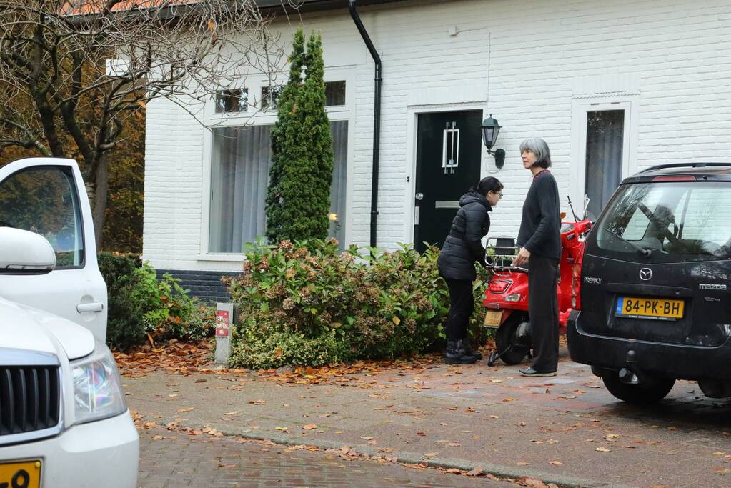 Afslaande auto botst met scooterrijdster