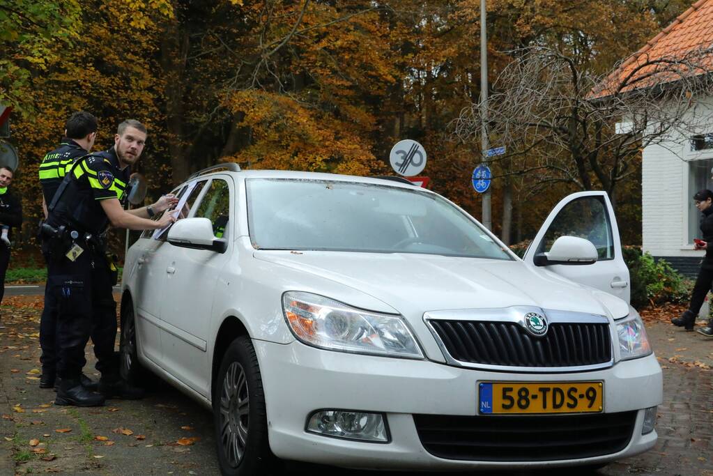 Afslaande auto botst met scooterrijdster