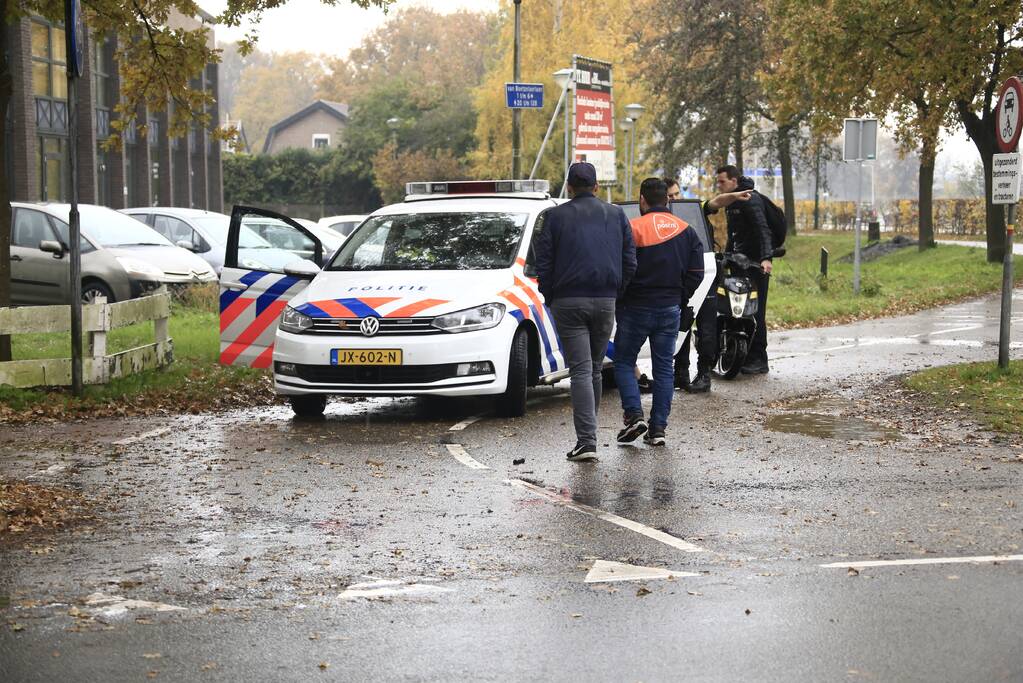 Scooterrijder onderuit na botsing met bestelbus