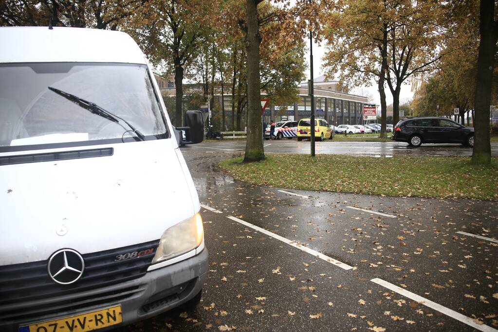 Scooterrijder onderuit na botsing met bestelbus