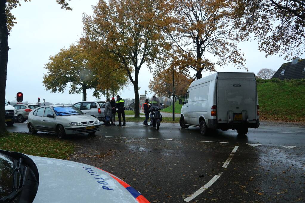 Scooterrijder onderuit na botsing met bestelbus