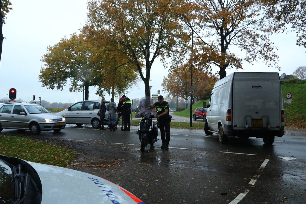 Scooterrijder onderuit na botsing met bestelbus