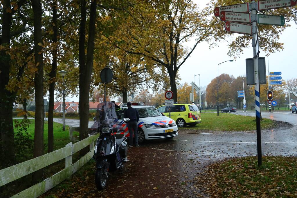 Scooterrijder onderuit na botsing met bestelbus