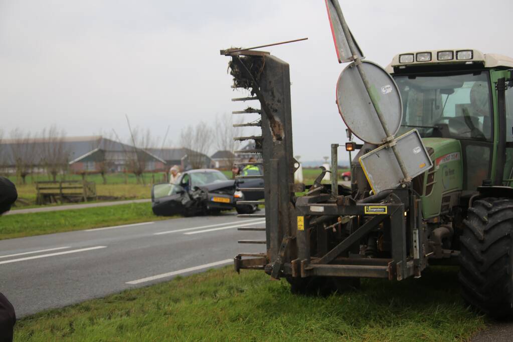 Veel schade na botsing met tractor
