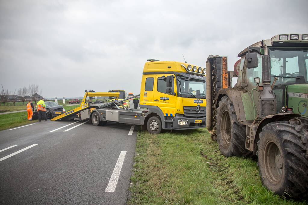 Veel schade na botsing met tractor