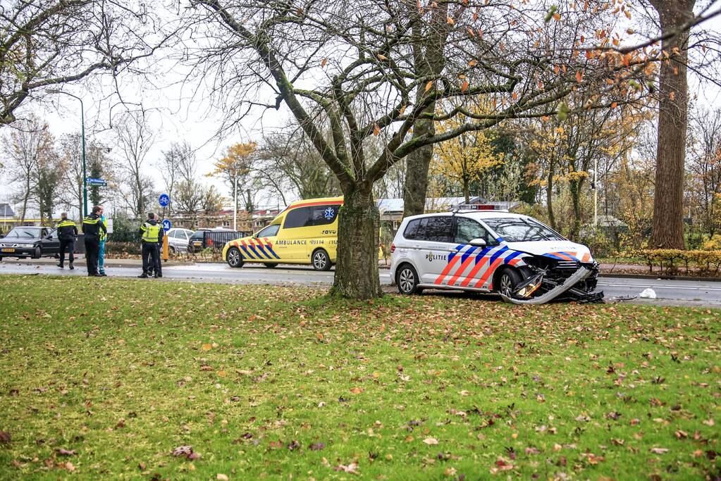 Politieauto in botsing met personenauto